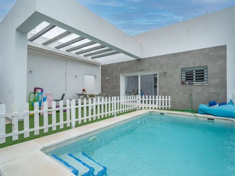 House - Detached Villa в продаже в Málaga, Málaga. В доме 2 спален и 4 ванных комнат. Площадь дома 176 м². Площадь участка 363 м²