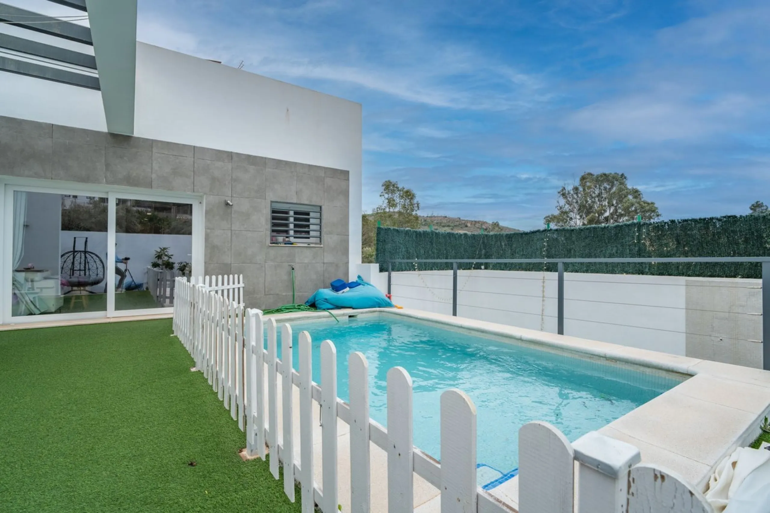 House - Detached Villa в продаже в Málaga, Málaga. В доме 2 спален и 4 ванных комнат. Площадь дома 176 м². Площадь участка 363 м²