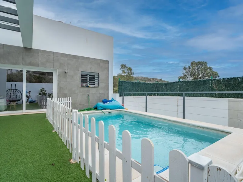 House - Detached Villa в продаже в Málaga, Málaga. В доме 2 спален и 4 ванных комнат. Площадь дома 176 м². Площадь участка 363 м²