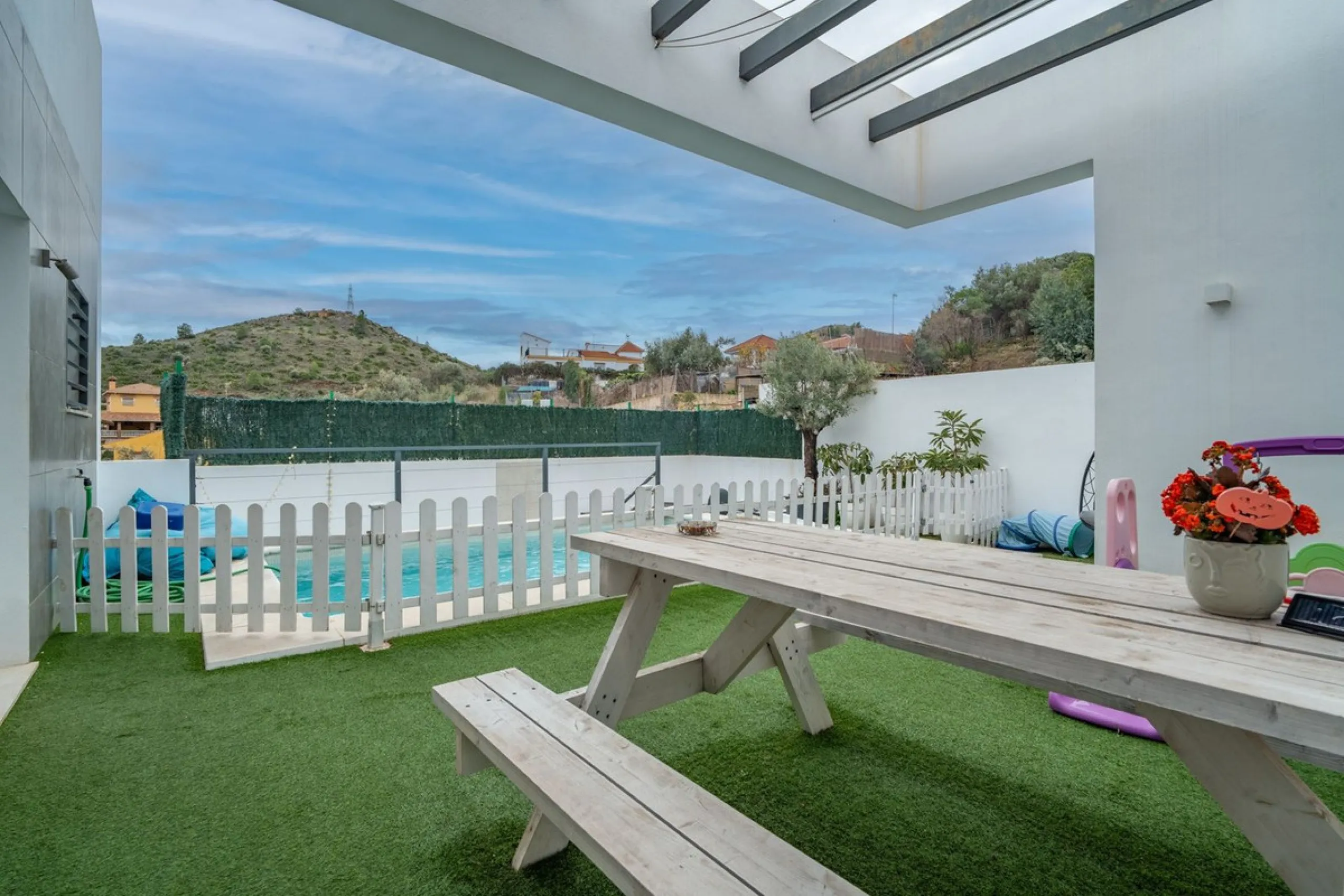 House - Detached Villa в продаже в Málaga, Málaga. В доме 2 спален и 4 ванных комнат. Площадь дома 176 м². Площадь участка 363 м²