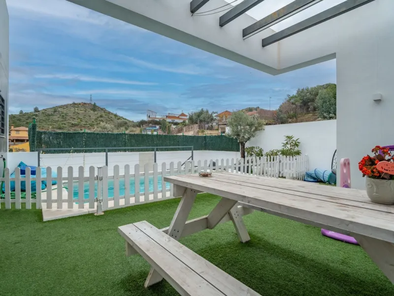 House - Detached Villa в продаже в Málaga, Málaga. В доме 2 спален и 4 ванных комнат. Площадь дома 176 м². Площадь участка 363 м²