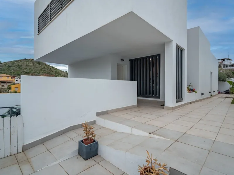 House - Detached Villa в продаже в Málaga, Málaga. В доме 2 спален и 4 ванных комнат. Площадь дома 176 м². Площадь участка 363 м²