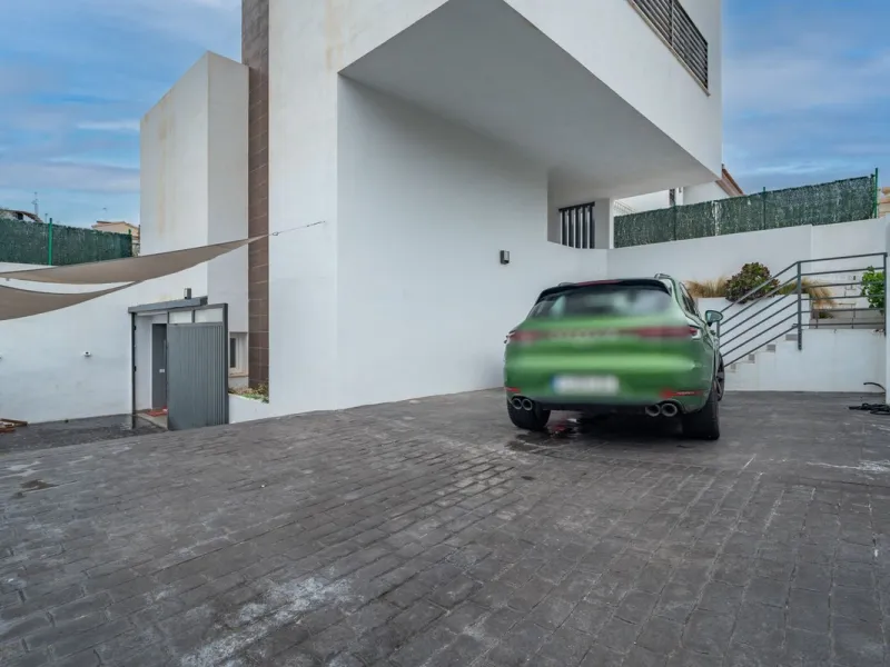 House - Detached Villa в продаже в Málaga, Málaga. В доме 2 спален и 4 ванных комнат. Площадь дома 176 м². Площадь участка 363 м²