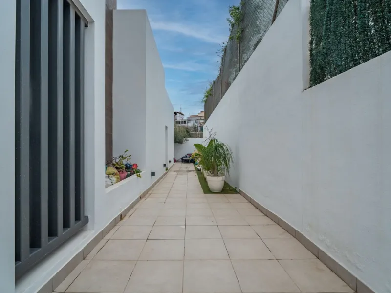 House - Detached Villa в продаже в Málaga, Málaga. В доме 2 спален и 4 ванных комнат. Площадь дома 176 м². Площадь участка 363 м²