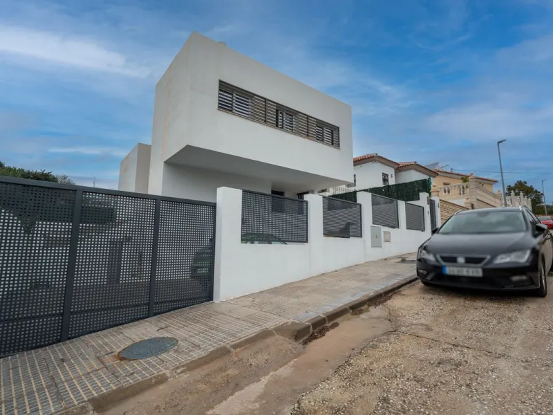 House - Detached Villa в продаже в Málaga, Málaga. В доме 2 спален и 4 ванных комнат. Площадь дома 176 м². Площадь участка 363 м²