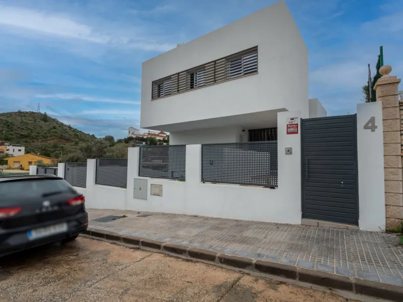 House - Detached Villa в продаже в Málaga, Málaga. В доме 2 спален и 4 ванных комнат. Площадь дома 176 м². Площадь участка 363 м²