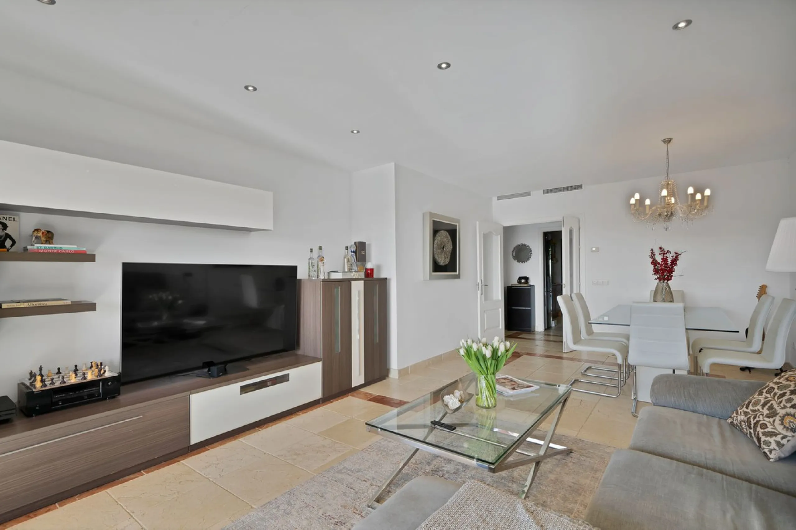 We are delighted to present a rare opportunity within one of Estepona's most sought-after gated communities: Benatalaya, in Atalaya.