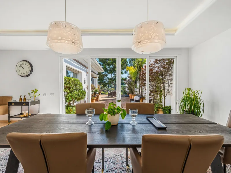 Elegant 7-Bedroom Frontline Golf Villa with Iconic Mountain Views – Nueva Andalucía
