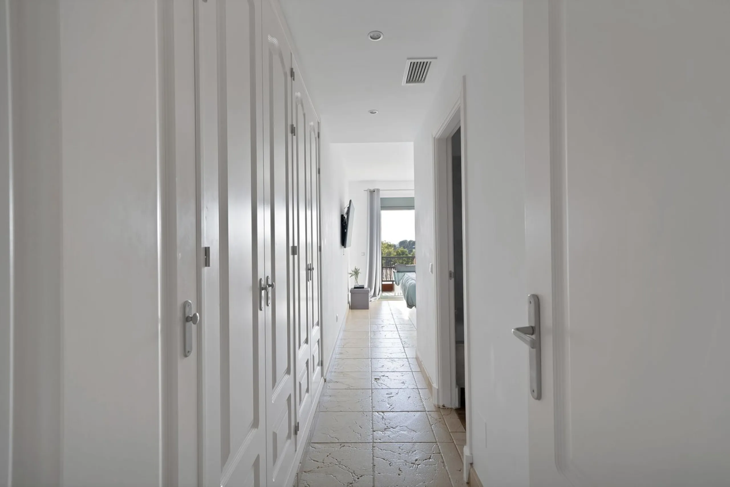 We are delighted to present a rare opportunity within one of Estepona's most sought-after gated communities: Benatalaya, in Atalaya.