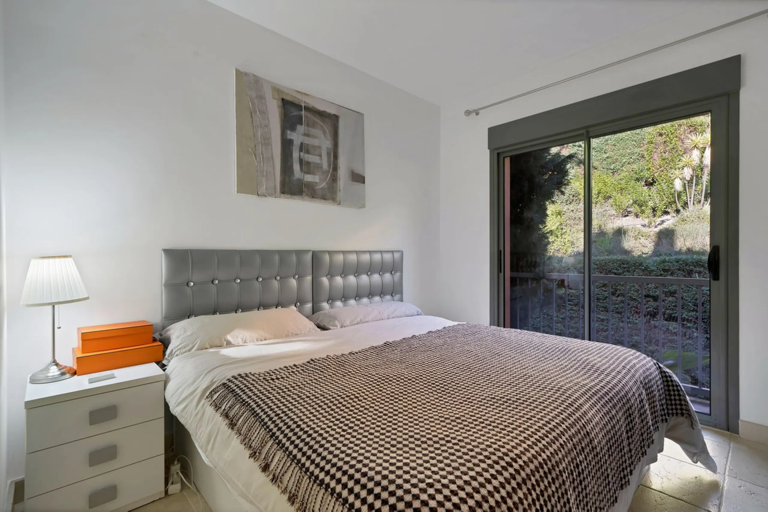 We are delighted to present a rare opportunity within one of Estepona's most sought-after gated communities: Benatalaya, in Atalaya.