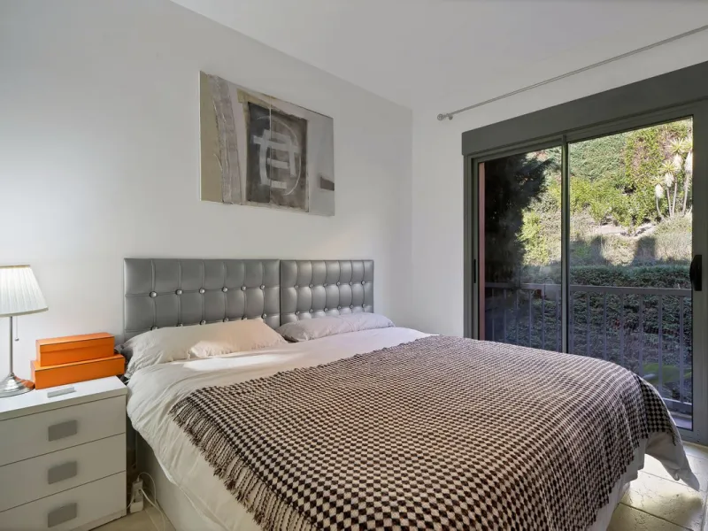 We are delighted to present a rare opportunity within one of Estepona's most sought-after gated communities: Benatalaya, in Atalaya.