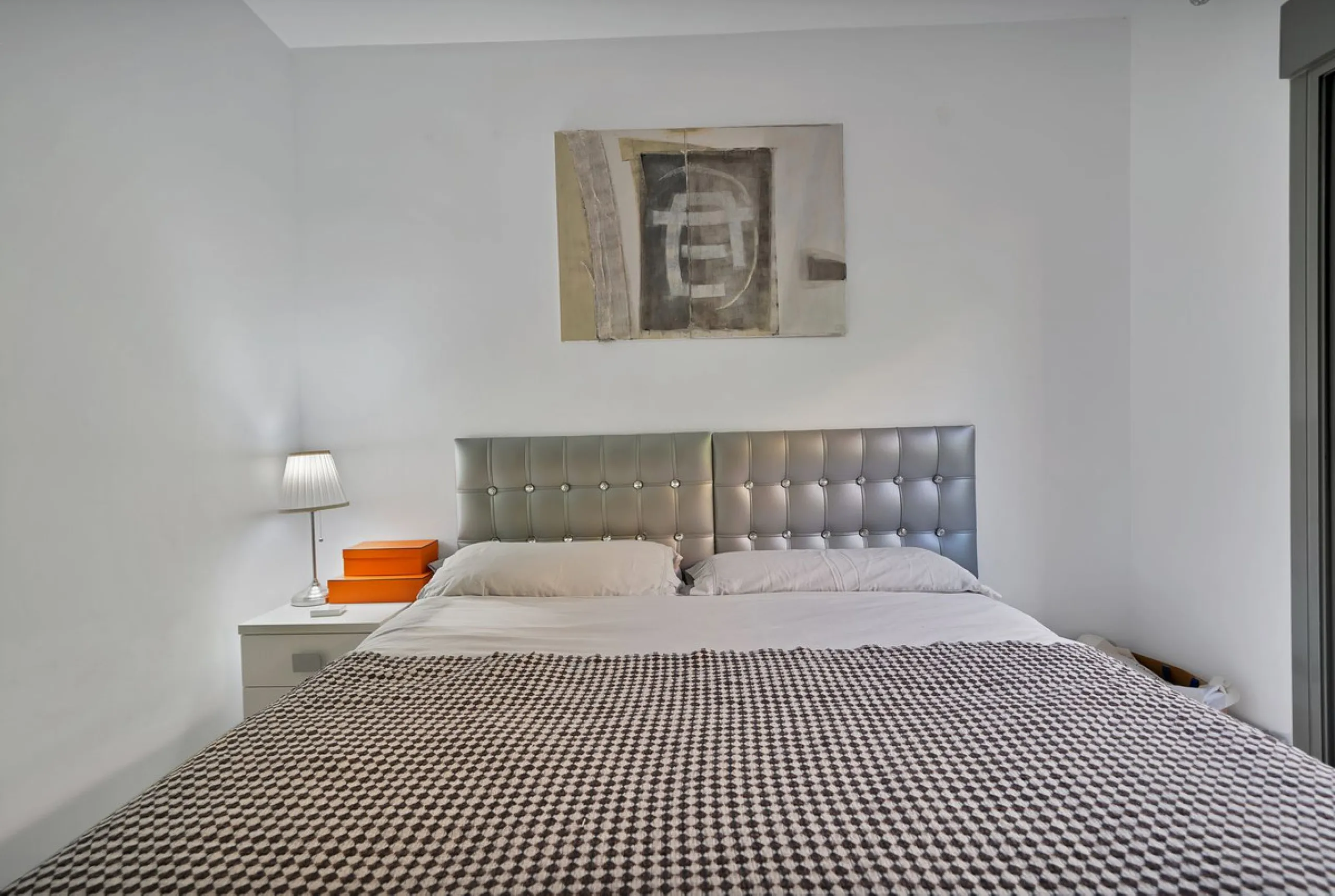 We are delighted to present a rare opportunity within one of Estepona's most sought-after gated communities: Benatalaya, in Atalaya.