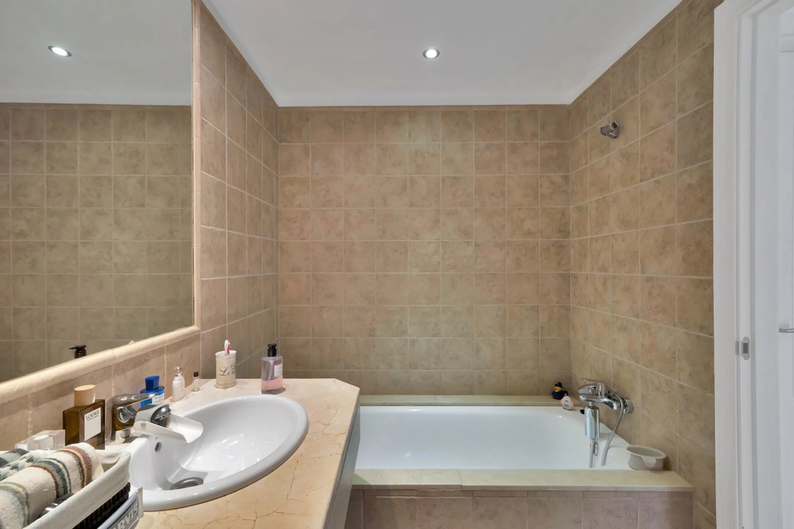 We are delighted to present a rare opportunity within one of Estepona's most sought-after gated communities: Benatalaya, in Atalaya.