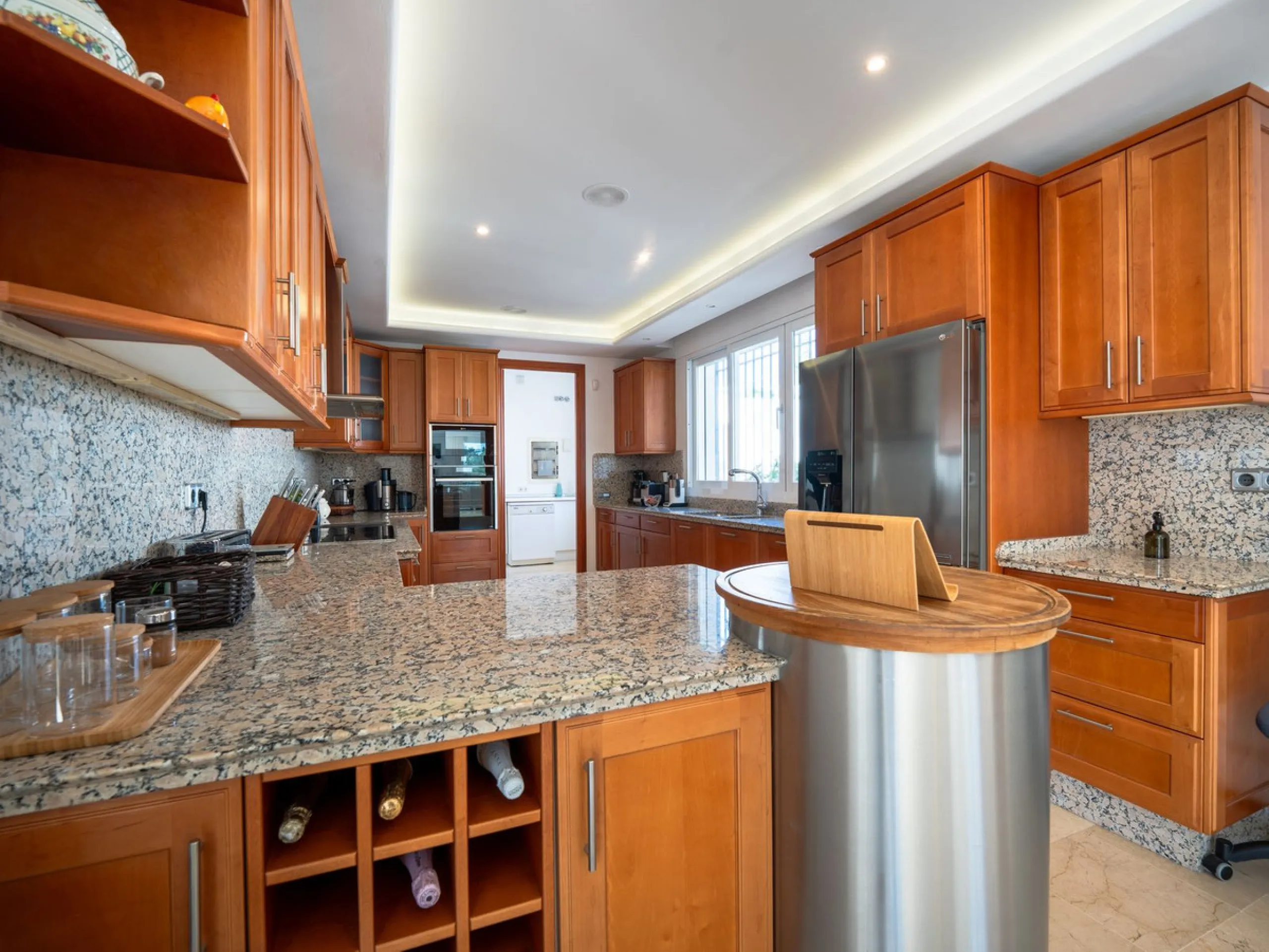 Elegant 7-Bedroom Frontline Golf Villa with Iconic Mountain Views – Nueva Andalucía
