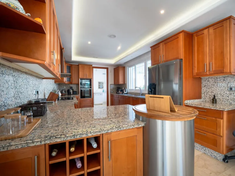 Elegant 7-Bedroom Frontline Golf Villa with Iconic Mountain Views – Nueva Andalucía