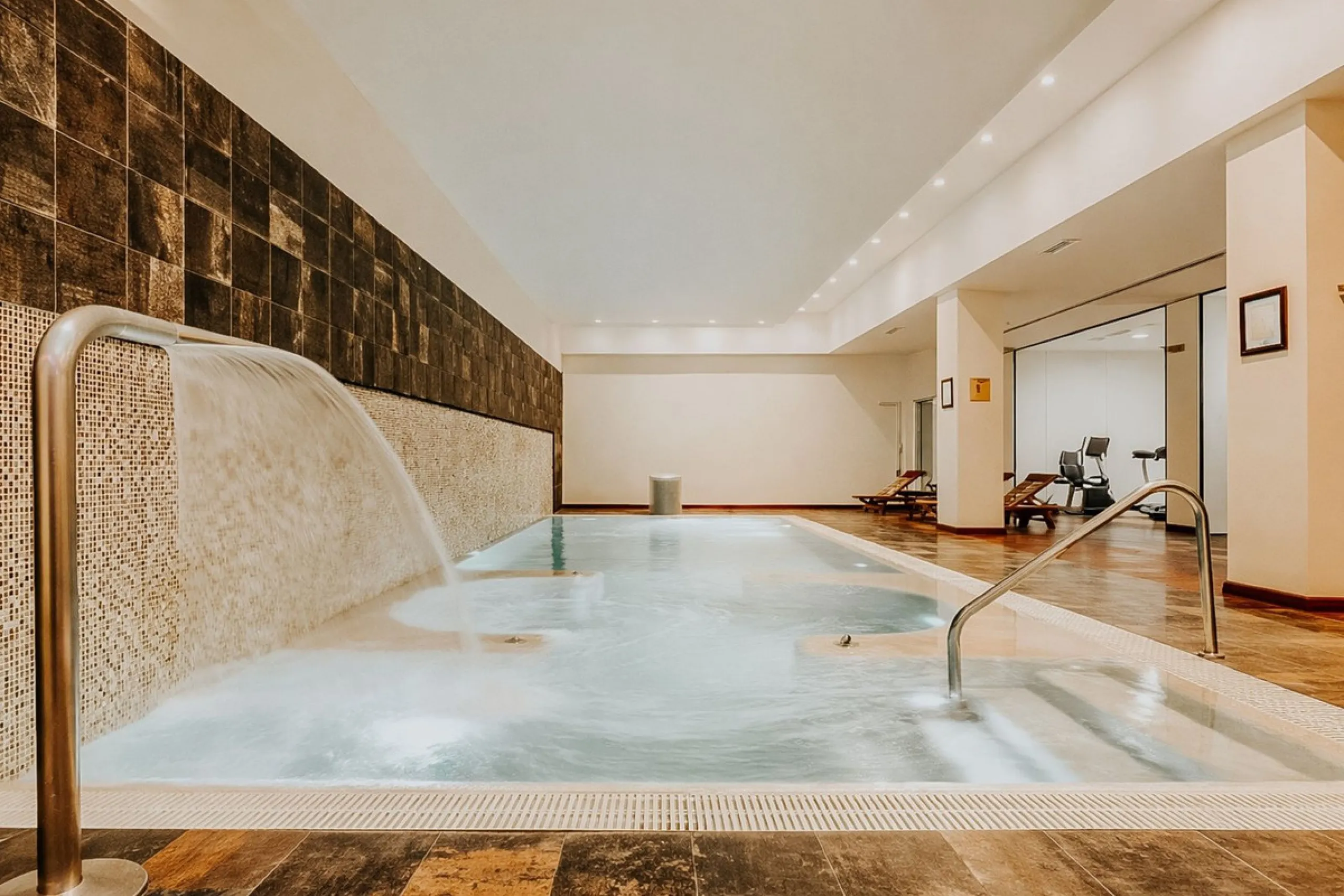 We are delighted to present a rare opportunity within one of Estepona's most sought-after gated communities: Benatalaya, in Atalaya.