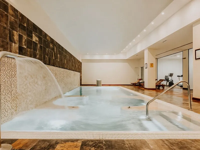 We are delighted to present a rare opportunity within one of Estepona's most sought-after gated communities: Benatalaya, in Atalaya.
