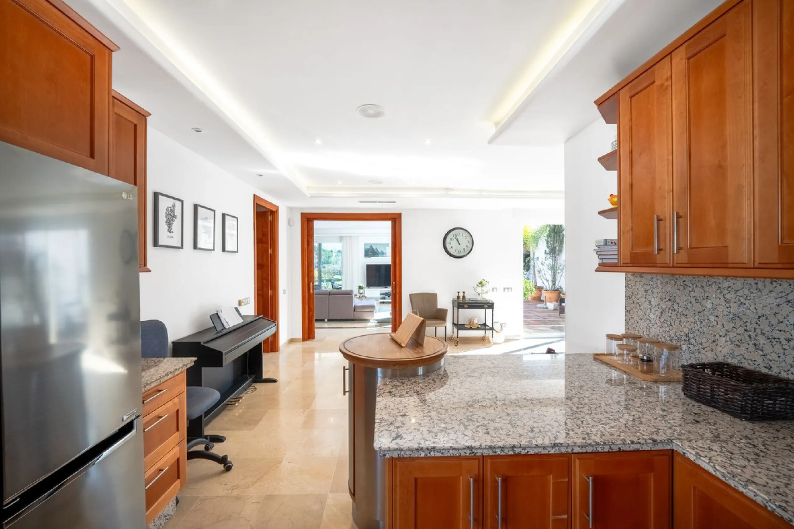 Elegant 7-Bedroom Frontline Golf Villa with Iconic Mountain Views – Nueva Andalucía
