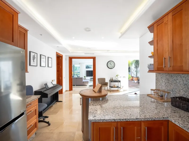 Elegant 7-Bedroom Frontline Golf Villa with Iconic Mountain Views – Nueva Andalucía