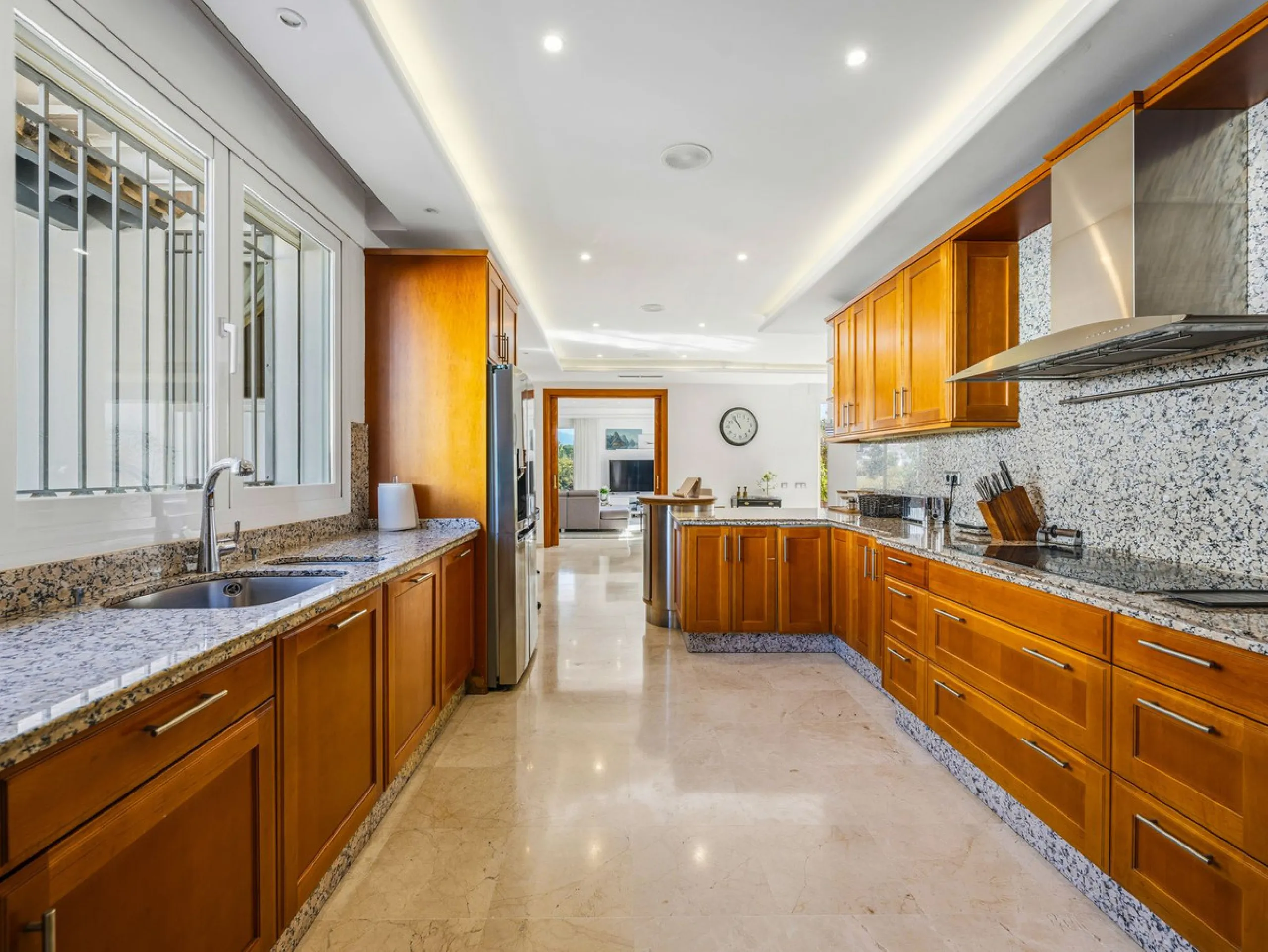 Elegant 7-Bedroom Frontline Golf Villa with Iconic Mountain Views – Nueva Andalucía