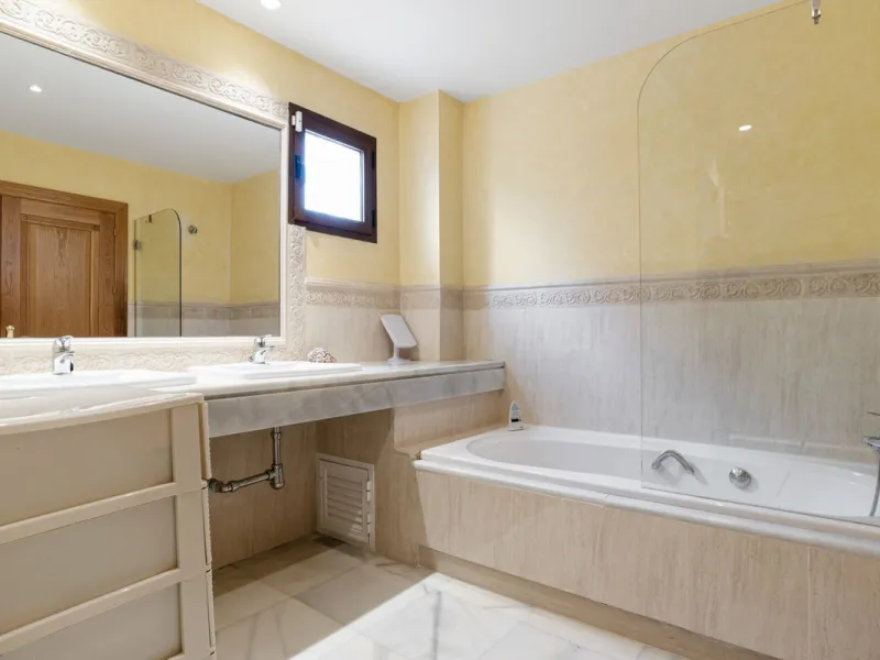 Exclusive Ground Floor Apartment in Lomas del Virrey – Marbella's Golden Mile