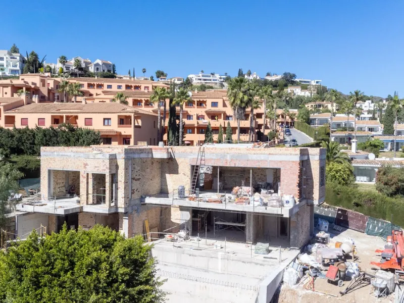 Contemporary Frontline Golf Villa with Sea Views | El Paraíso, Benahavís | Completion June 2026