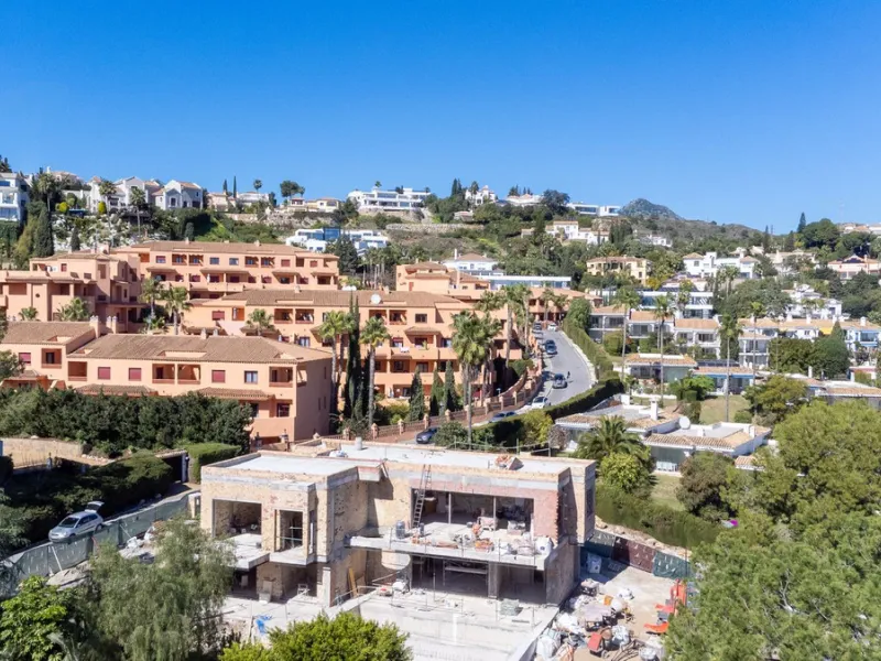 Contemporary Frontline Golf Villa with Sea Views | El Paraíso, Benahavís | Completion June 2026