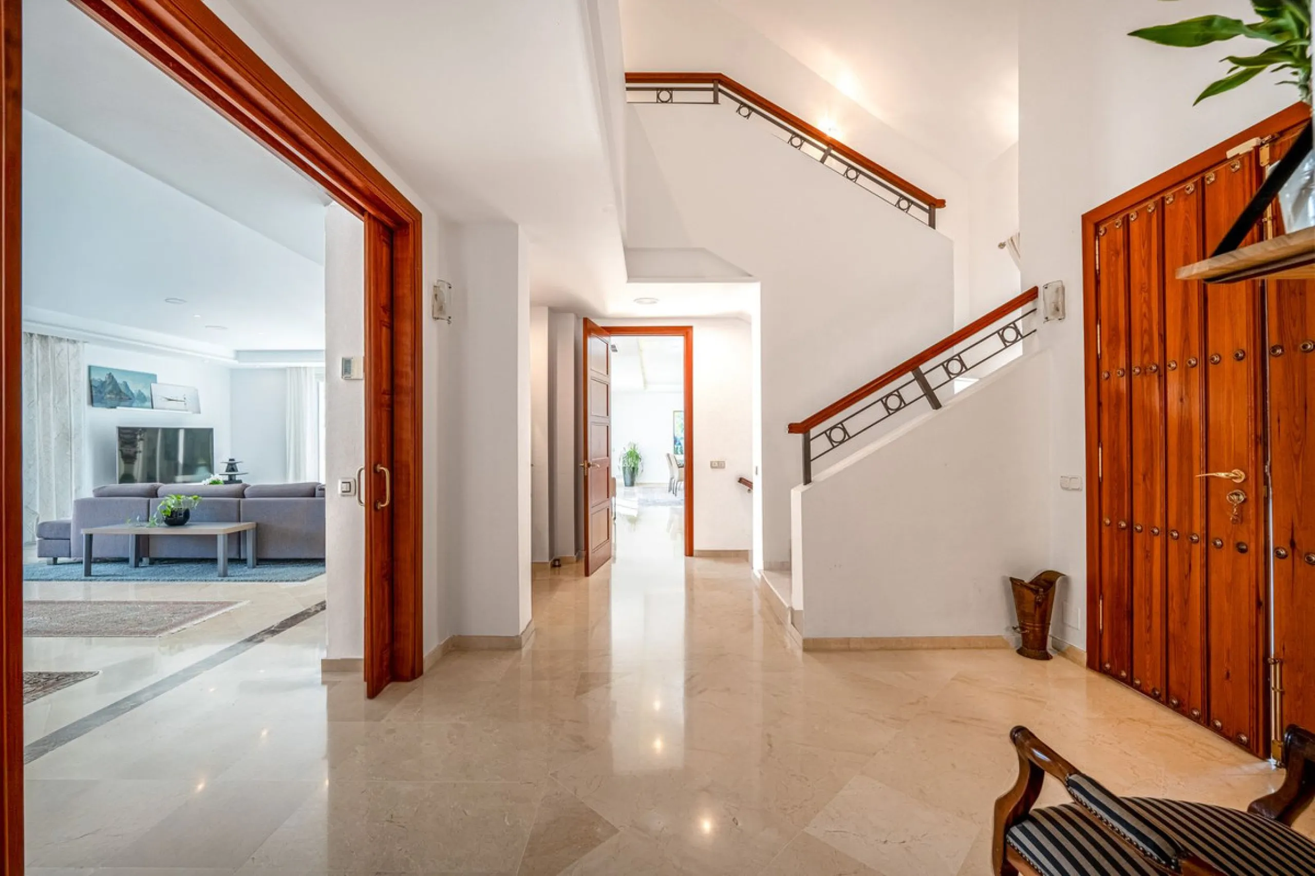 Elegant 7-Bedroom Frontline Golf Villa with Iconic Mountain Views – Nueva Andalucía
