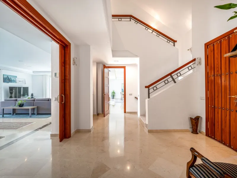Elegant 7-Bedroom Frontline Golf Villa with Iconic Mountain Views – Nueva Andalucía