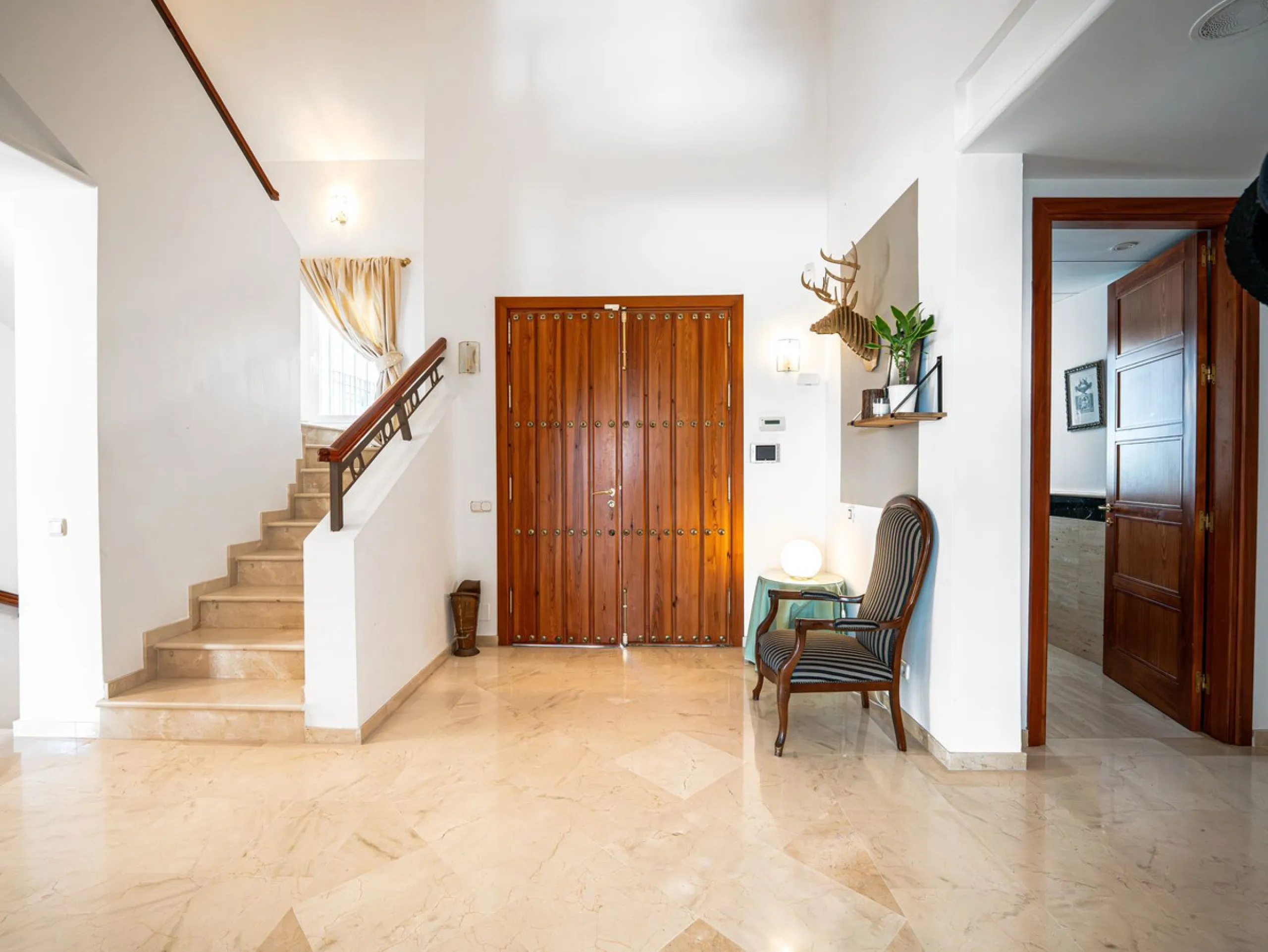 Elegant 7-Bedroom Frontline Golf Villa with Iconic Mountain Views – Nueva Andalucía