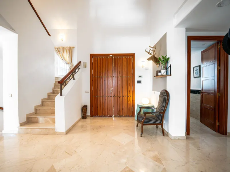 Elegant 7-Bedroom Frontline Golf Villa with Iconic Mountain Views – Nueva Andalucía