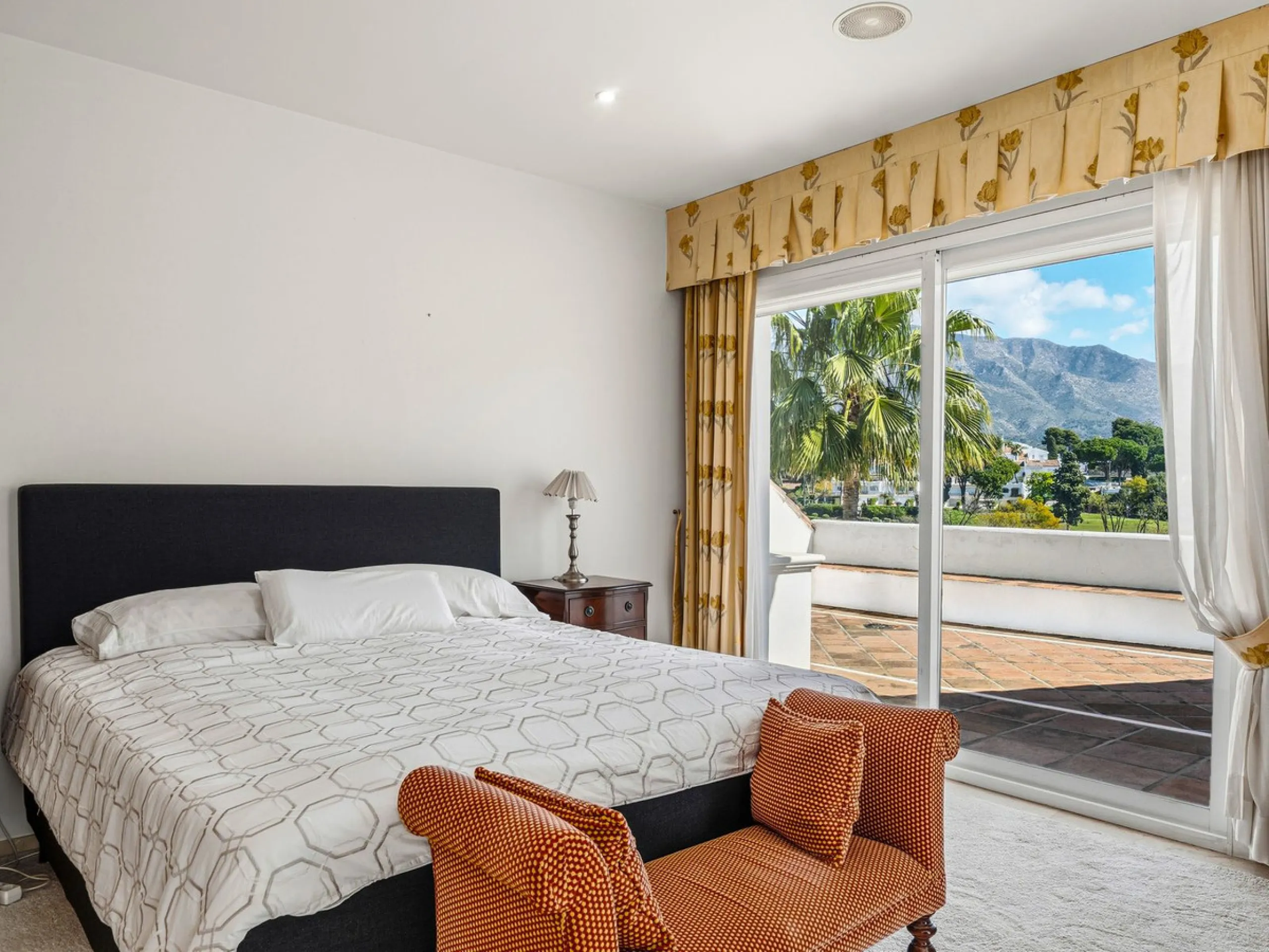 Elegant 7-Bedroom Frontline Golf Villa with Iconic Mountain Views – Nueva Andalucía
