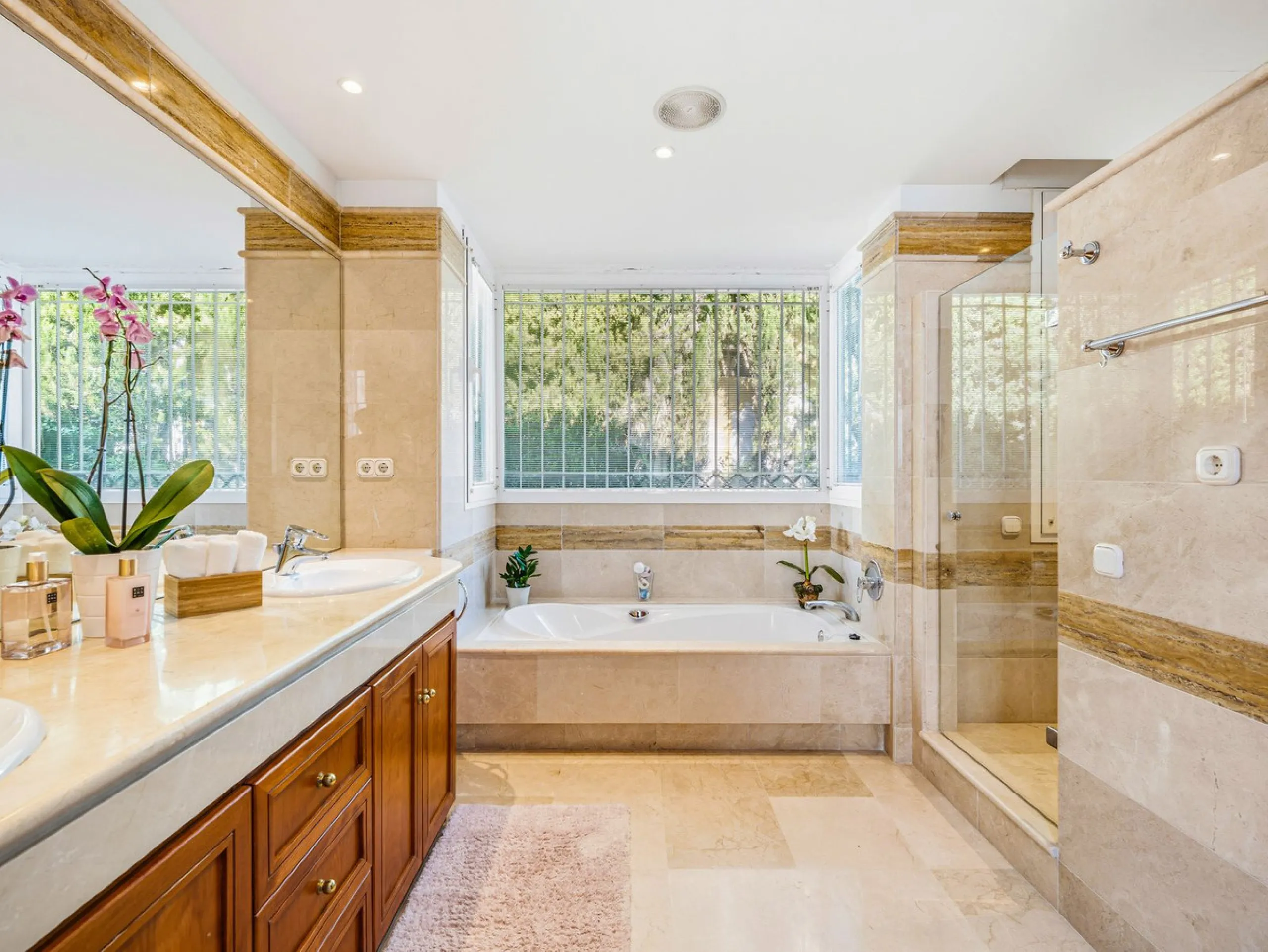 Elegant 7-Bedroom Frontline Golf Villa with Iconic Mountain Views – Nueva Andalucía