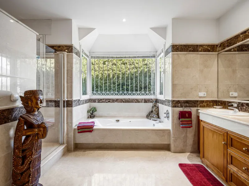 Elegant 7-Bedroom Frontline Golf Villa with Iconic Mountain Views – Nueva Andalucía