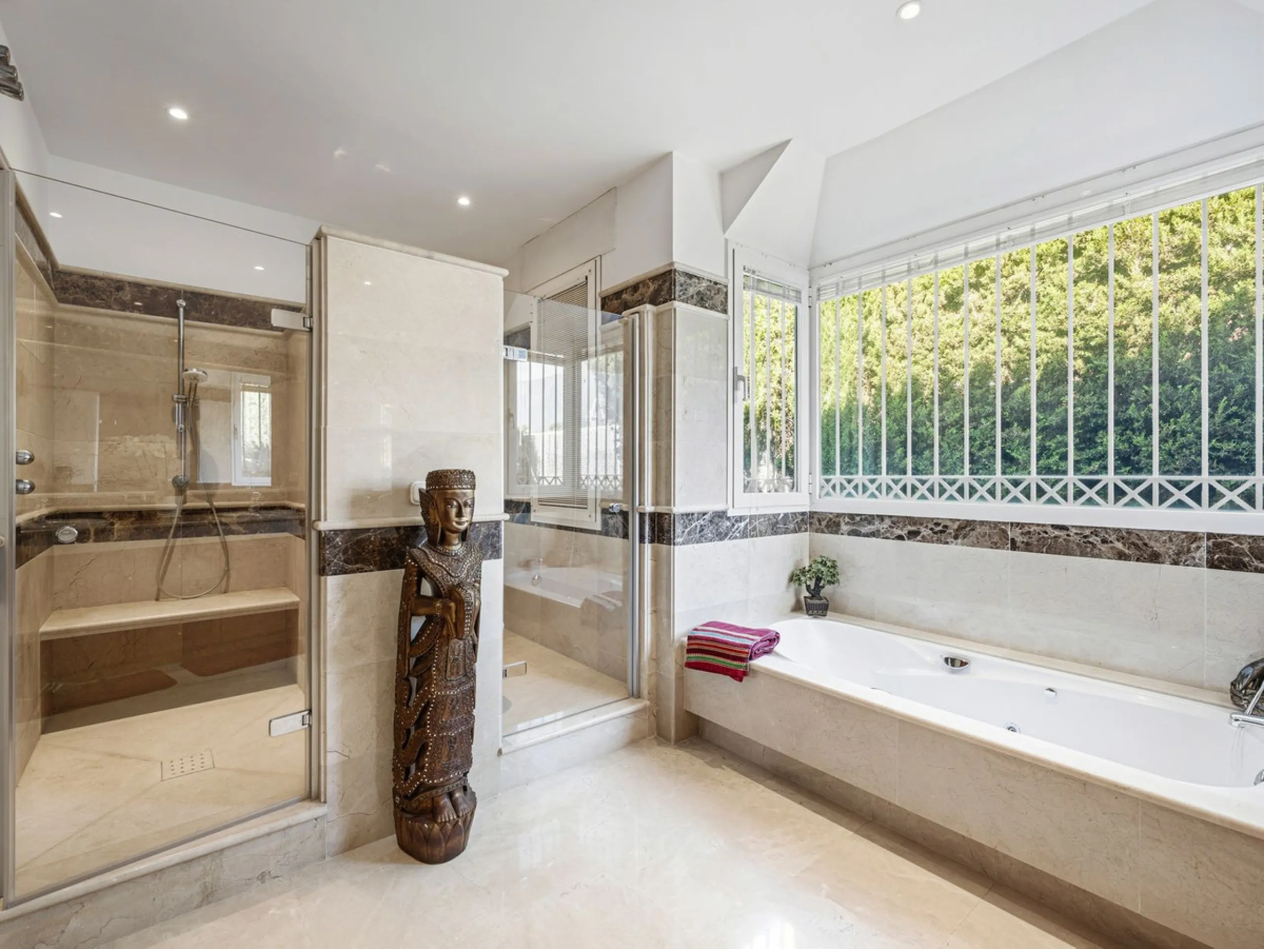 Elegant 7-Bedroom Frontline Golf Villa with Iconic Mountain Views – Nueva Andalucía