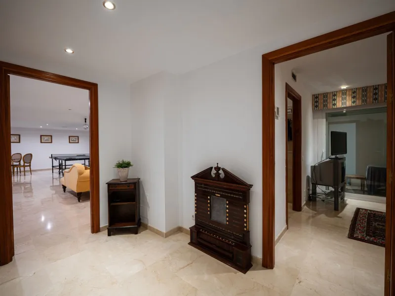 Elegant 7-Bedroom Frontline Golf Villa with Iconic Mountain Views – Nueva Andalucía