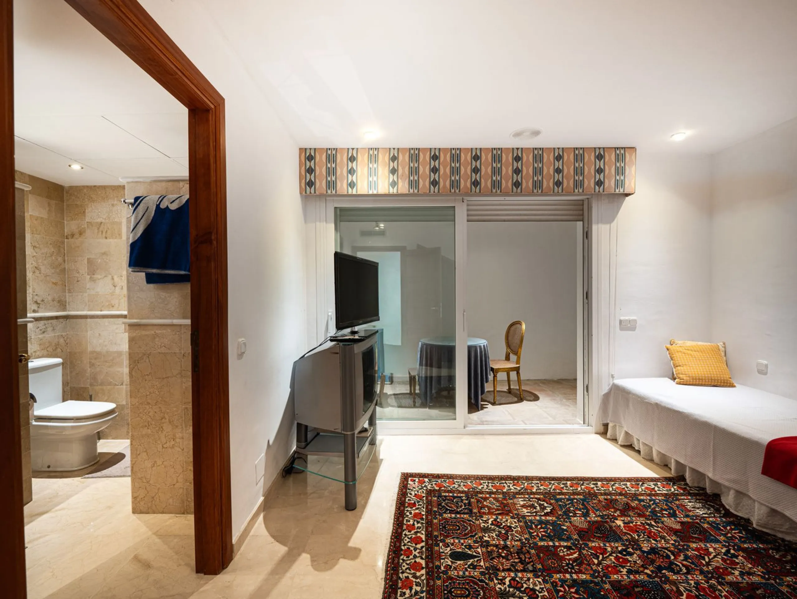 Elegant 7-Bedroom Frontline Golf Villa with Iconic Mountain Views – Nueva Andalucía