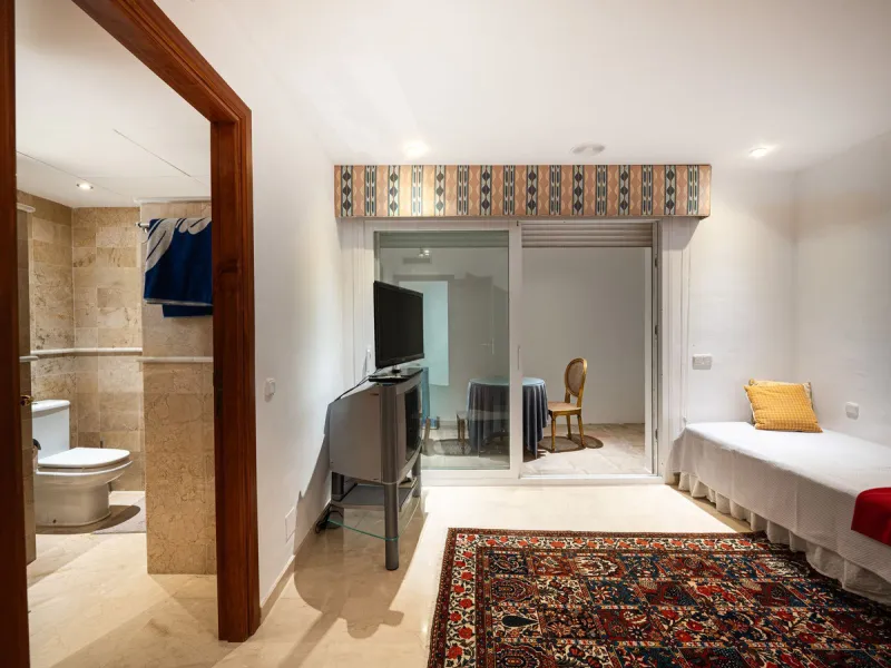 Elegant 7-Bedroom Frontline Golf Villa with Iconic Mountain Views – Nueva Andalucía