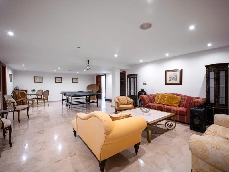 Elegant 7-Bedroom Frontline Golf Villa with Iconic Mountain Views – Nueva Andalucía