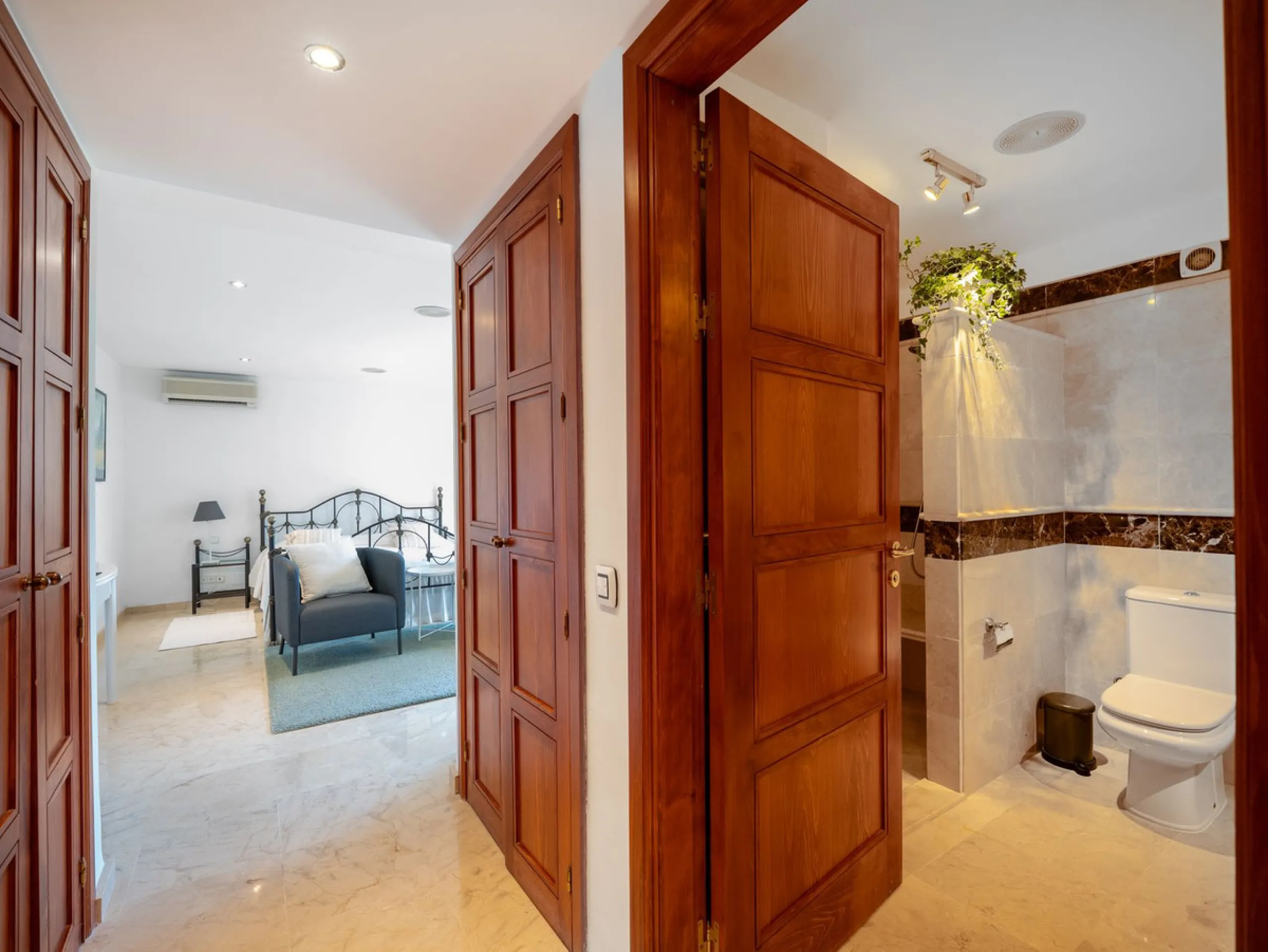 Elegant 7-Bedroom Frontline Golf Villa with Iconic Mountain Views – Nueva Andalucía