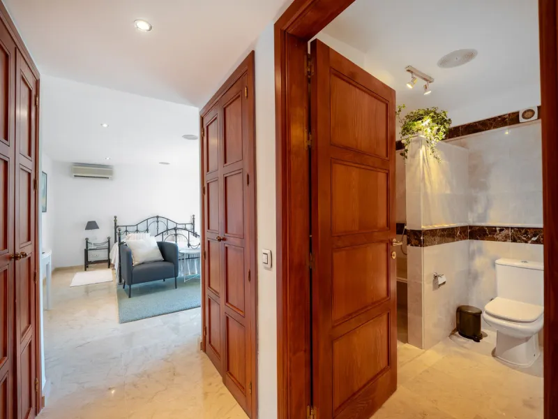 Elegant 7-Bedroom Frontline Golf Villa with Iconic Mountain Views – Nueva Andalucía