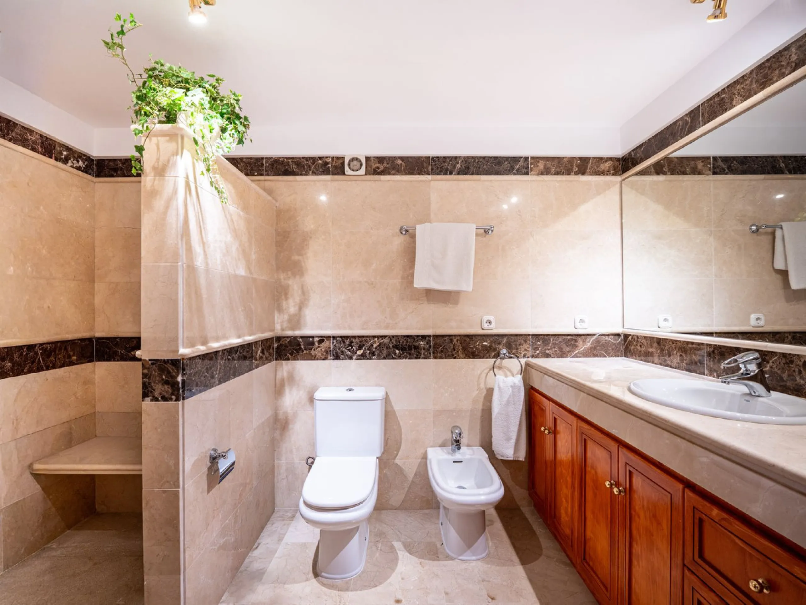 Elegant 7-Bedroom Frontline Golf Villa with Iconic Mountain Views – Nueva Andalucía