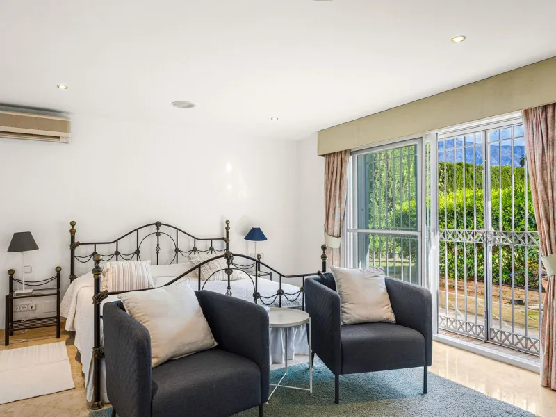 Elegant 7-Bedroom Frontline Golf Villa with Iconic Mountain Views – Nueva Andalucía