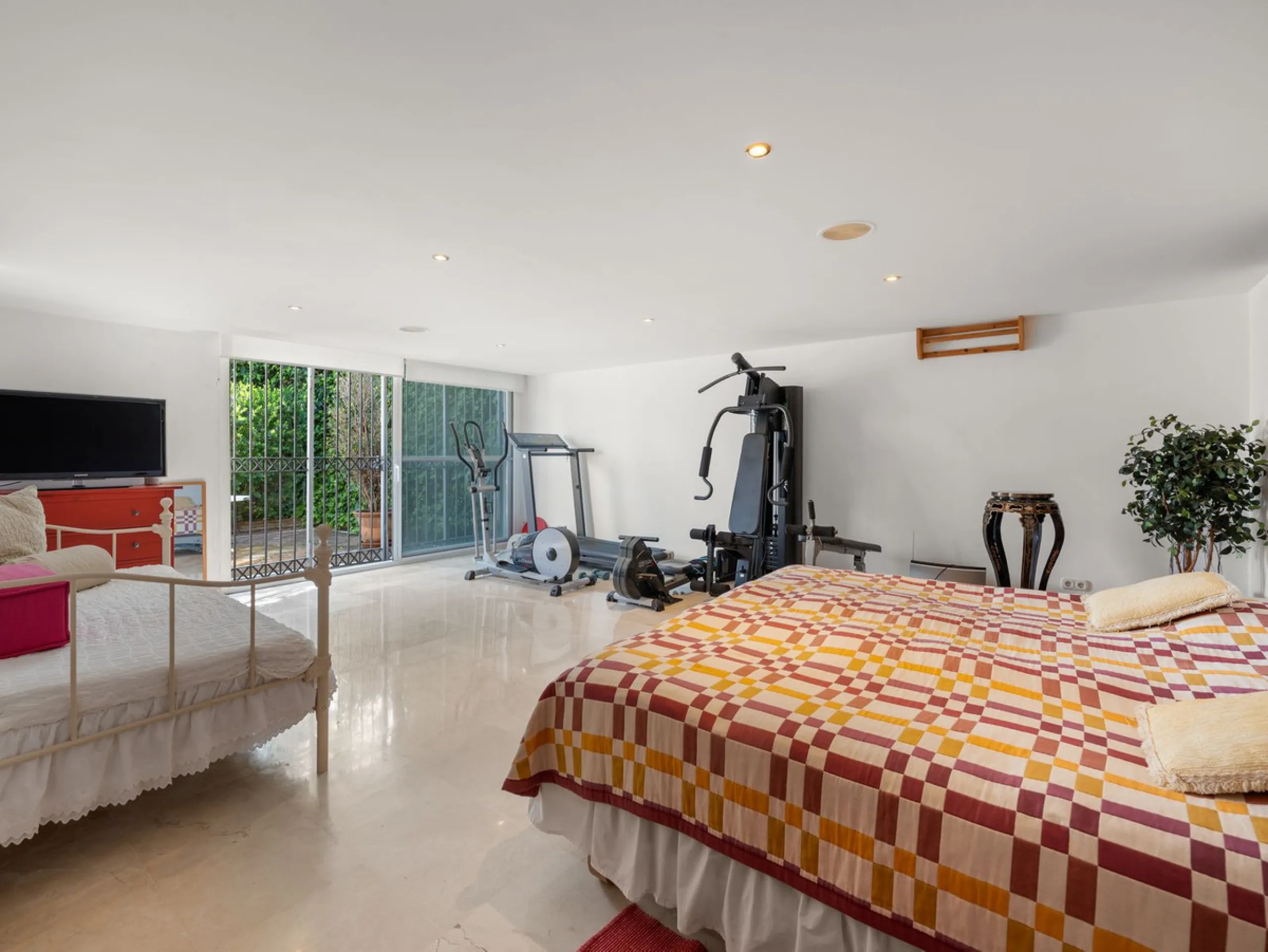 Elegant 7-Bedroom Frontline Golf Villa with Iconic Mountain Views – Nueva Andalucía
