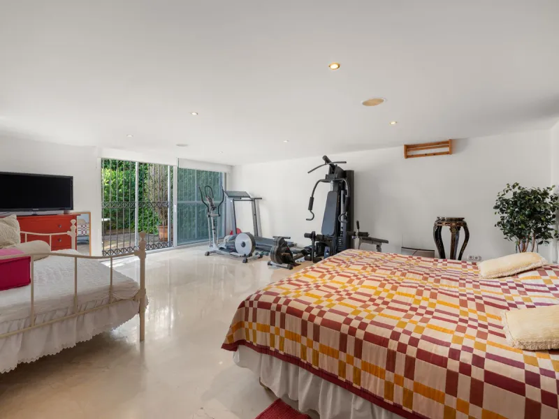 Elegant 7-Bedroom Frontline Golf Villa with Iconic Mountain Views – Nueva Andalucía