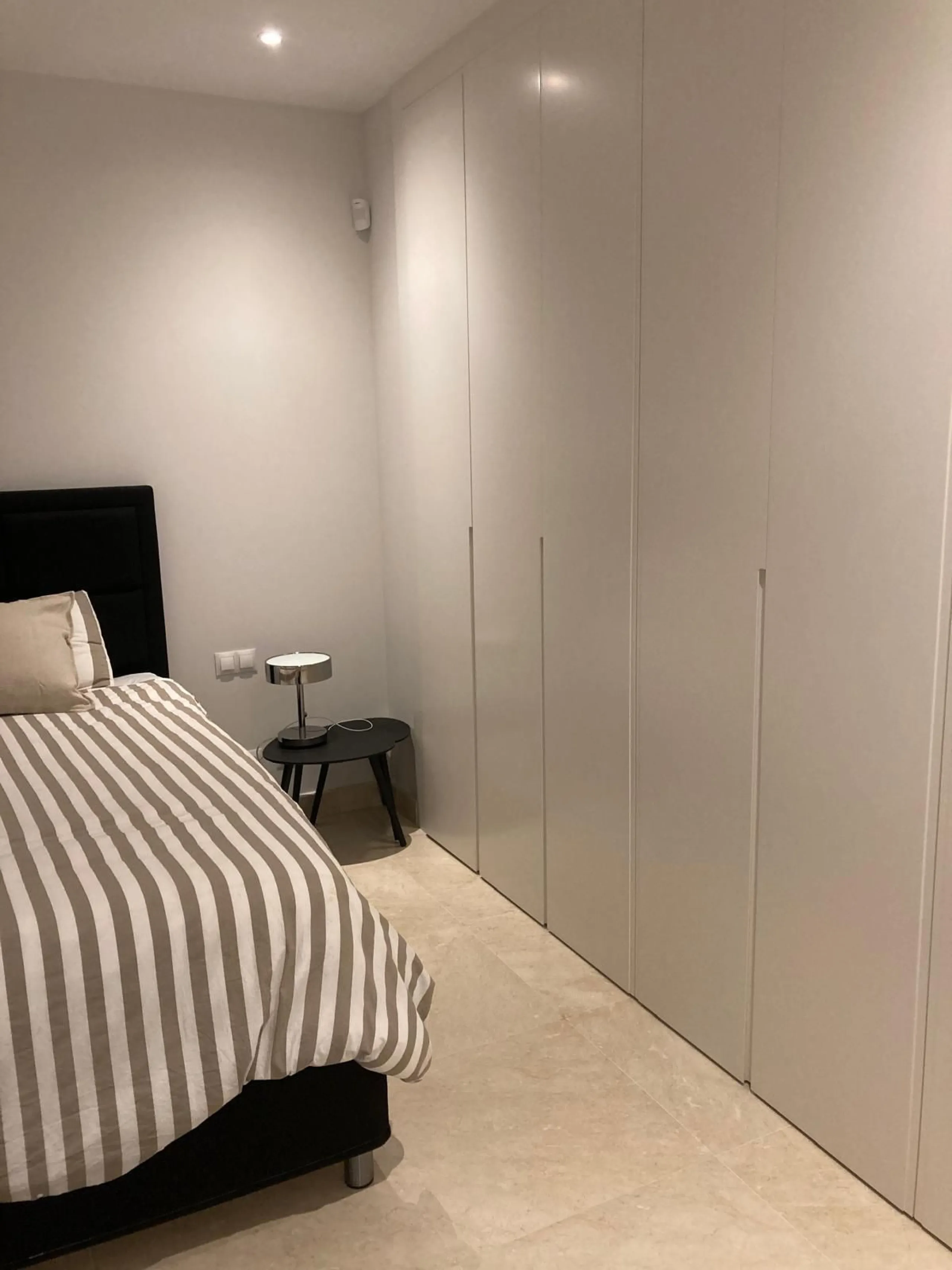 Apartment - Ground Floor Apartment в продаже в Marbella, Málaga. В доме 3 спален и 2 ванных комнат. Площадь дома 130 м². Площадь участка 54 м²