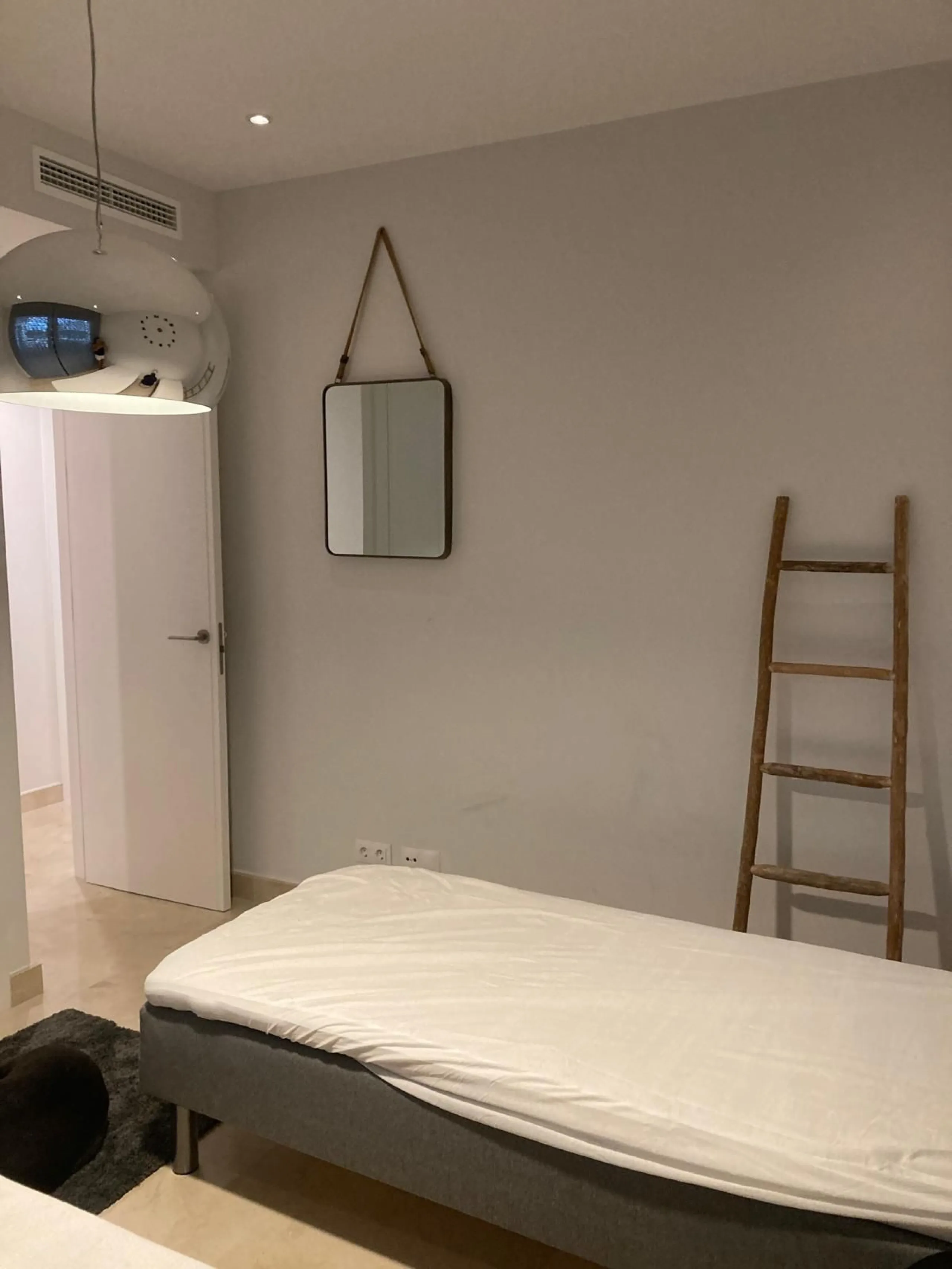 Apartment - Ground Floor Apartment в продаже в Marbella, Málaga. В доме 3 спален и 2 ванных комнат. Площадь дома 130 м². Площадь участка 54 м²