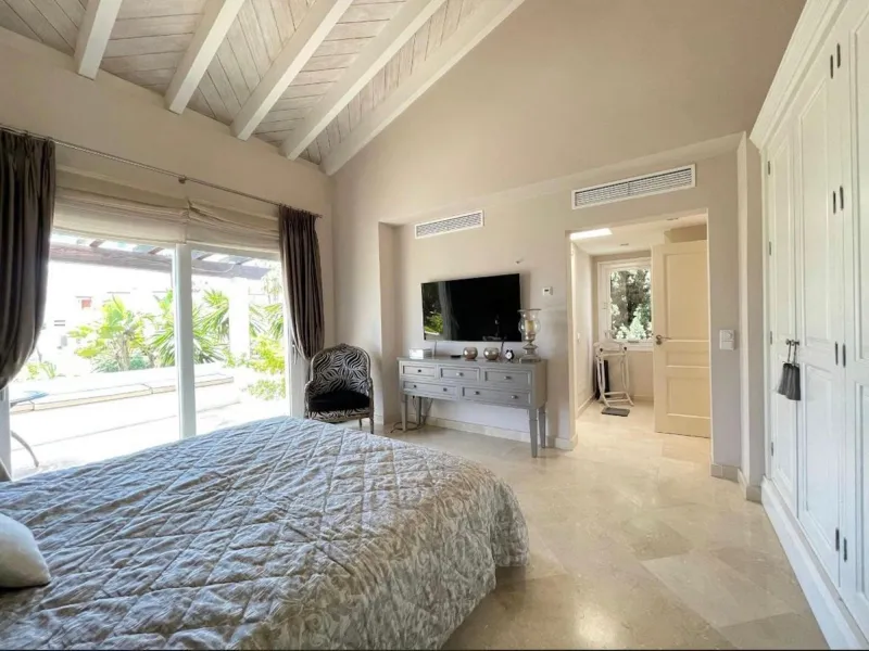 House - Semi-Detached House в продаже в Estepona, Málaga. В доме 4 спален и 4 ванных комнат. Площадь дома 250 м². Площадь участка 135 м²