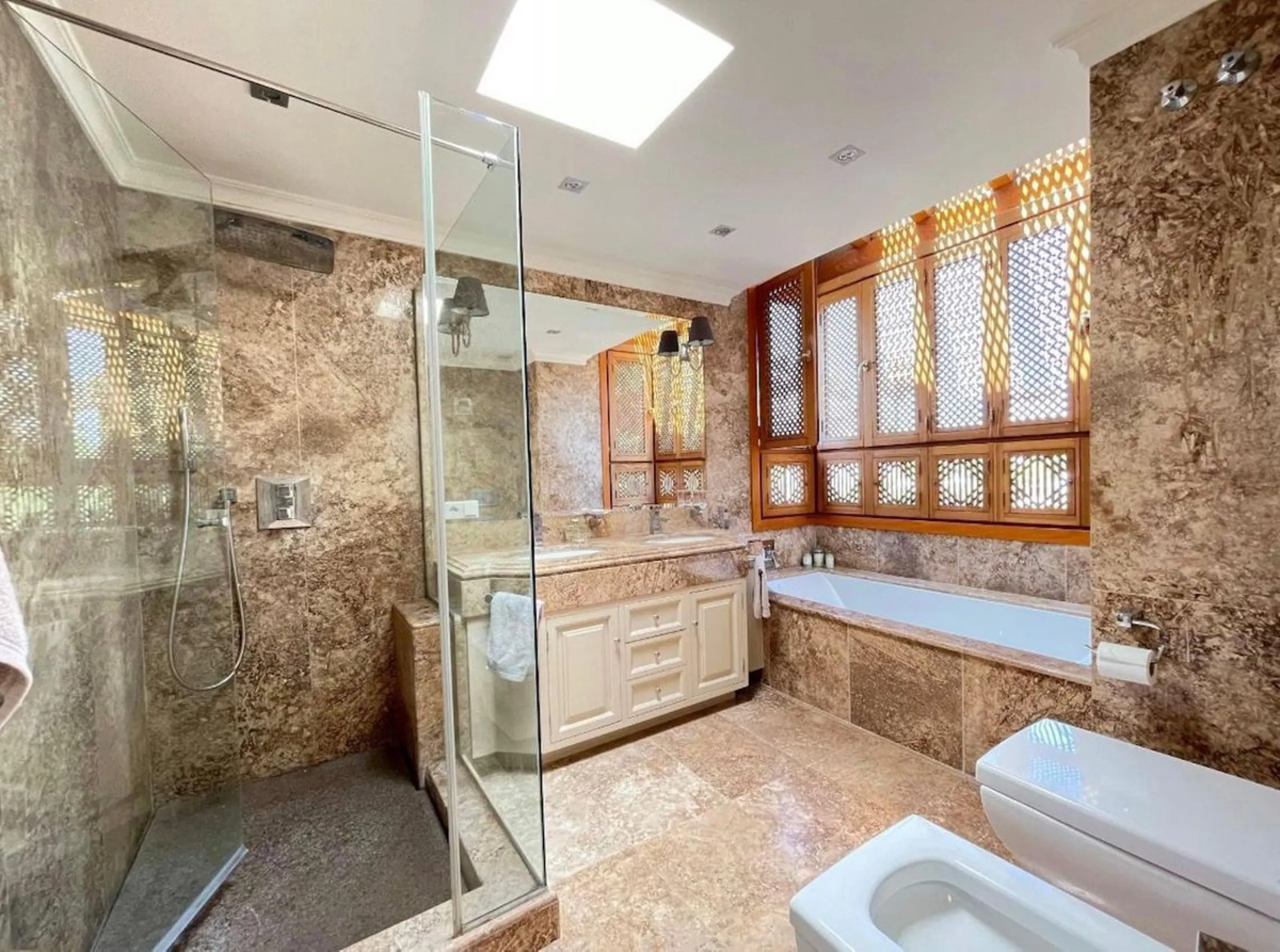 House - Semi-Detached House в продаже в Estepona, Málaga. В доме 4 спален и 4 ванных комнат. Площадь дома 250 м². Площадь участка 135 м²