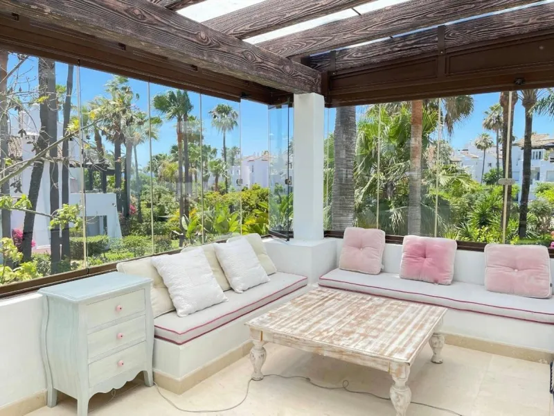 House - Semi-Detached House в продаже в Estepona, Málaga. В доме 4 спален и 4 ванных комнат. Площадь дома 250 м². Площадь участка 135 м²